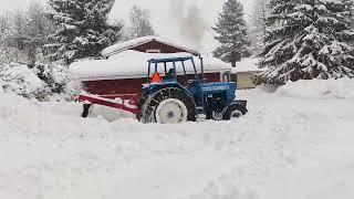 Ford 7000, massor av snö /lumitöissä