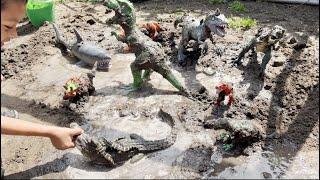 Giant Muddy Dinosaurs, Giant Shark, Giant Alligator  Get Washed In Bubbles Bath