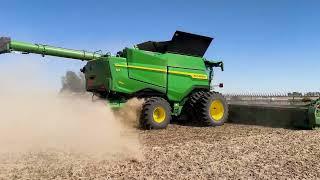 John Deere S7 800 Combine Harvesting Soybeans