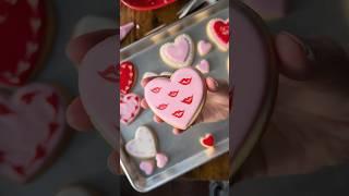 A neat wet on wet royal icing trick to make kisses for these Valentine’s Day sugar cookies!! 