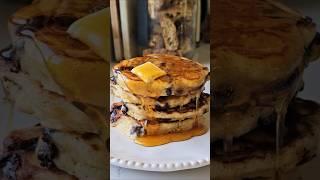 Flipping out over these ridiculously fluffy small batch cinnamon choc chip pancakes #minimakes