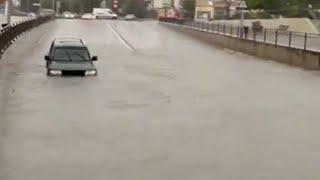 Cadiz, Spain in chaos! Heavy flooding turns streets into rivers, Cars are submerged in Jerez!!