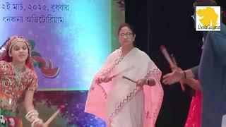 Mamata Banerjee Plays Gujarati Dandiya Raas મમતા બેનર્જી રમ્યા ગુજરાતી દાંડીયા રાસ