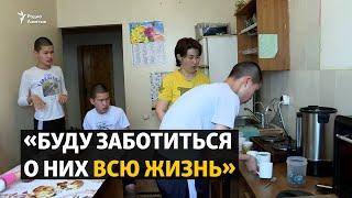 «Буду заботиться о них всю жизнь». Мать одна растит «особенных» тройняшек