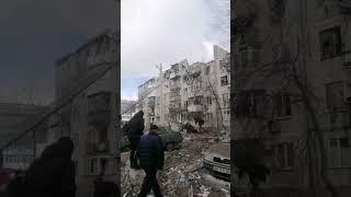 Щонайменше 12 поранених, 2 - під завалами.російські війська обстріляли будинок у Покровську #shorts