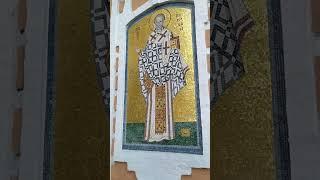 Успенский собор, Сергиев Посад: Николай Мирликийский, мозаика и камень в ней