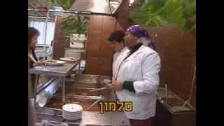 יצפאן - עיראקית מחלקת מזון לעובדי הטלויזיה