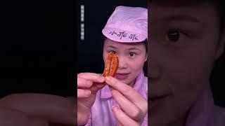 Đố bạn cô ta đang ăn món gì #shorts - Ăn Vặt Bé Yêu