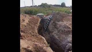 Андрей подводит воду к дому. Траншея.
