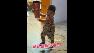 这下凡宝宝是真会走路了，所以人都会按时长大的 #宝宝学走路 #人类幼崽成长记 #萌娃