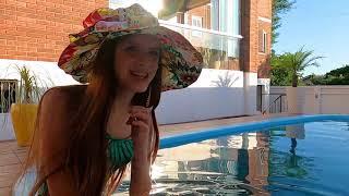 Ajudando limpar a piscina!  - Modelo Julinha