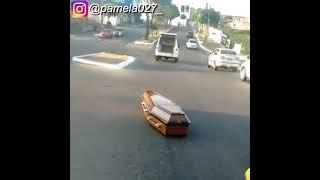 caixão cai do carro funerário e morto sai correndo.