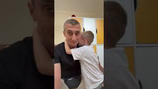 Не отпускает папу