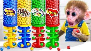 Monkey BuBu very Excited to Explore the M&M Candy Vending Machine - MONO BUBU ESP