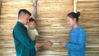 The kind policeman handed over the lost money to the single mother