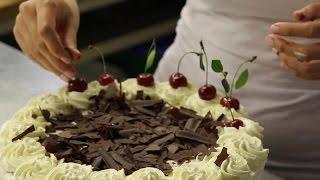 Schwarzwälder Kirschtorte backen mit Martin Schönleben und Amelie Heinz
