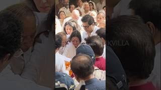 Manoj Kumar's Wife BREAKS DOWN Into Tears As She Bids Him Adieu | #shorts #bollywood #trending