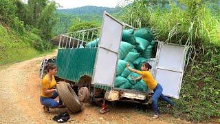 On the way to transport rice, the truck had an accident and the wheel fell off.