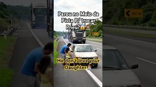 Caminhoneiro desatento não percebe carro trocando pneu/Truck driver doesn't notice car changing tire