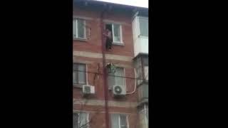 Наркоман падает с пятого этажа,  пытаясь убежать от полиции.