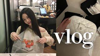 [VLOG] 남자친구가 샤넬백 사줬어요..₊샤넬가방 언박싱 연말 데이트•점보씨푸드•뮤지컬 시라노 관극•더현대 데이트•이자카야•커플 브이로그🫶