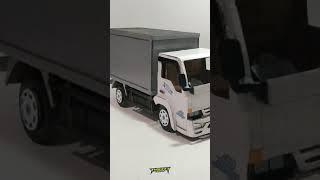 Miniatur truk elf engkel dari kardus bekas