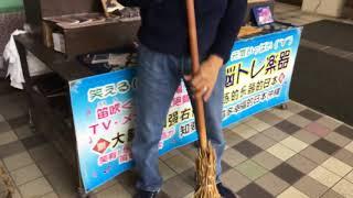 沖縄 嘉手納の道の駅 笛吹き兄さん  やざわとおる のインタビュー中に暴走族登場