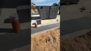 Первый ряд блоков из керамзитобетона. Видео.