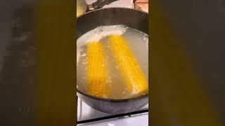 Вареная кукуруза ))) 