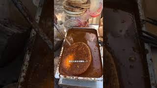 新疆街边烤鱼，90一公斤烤熟之后称，外皮酥脆鱼肉软嫩太香了#新疆美食 #烤鱼