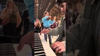 Piano Gare du Nord une violoniste arrive et choque toute une gare