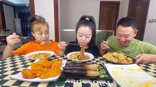 这吃货，就得姑娘收拾他#eating show#eating challenge#husband and wife eating food#eating#mukbang #asmr eating