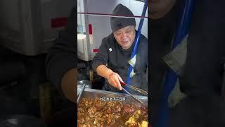 东北沈阳街边的热卤拌饭12一份满满的肉青菜香蒙了 你们感觉值不值？#路边摊美味