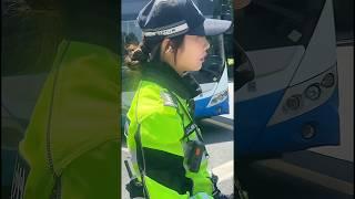兔子警官檢查西湖通開始啦 #交警正能量 #宣傳正能量 #站崗執勤 #杭州女交警 #李語蔚