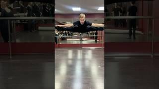 Технический элемент «Разножка» в исполнении ученика ансамбля Андрея #dance #танцы #dancer #танец
