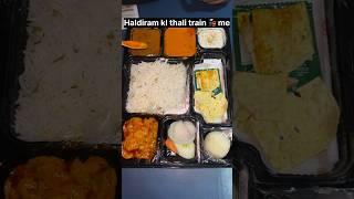 Haldiram ki thali train me l food review l #haldiramthali #foodreview #trainfood