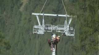 Hubschrauber bei Bauarbeiten der Gitschberg Jochtal Seilbahn