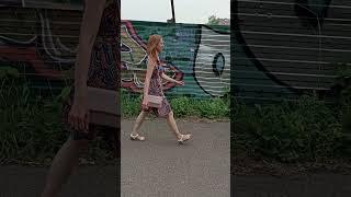 Девушка гуляет