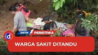 Momen Warga Pujananting Ditandu gegara Jalan Amblas