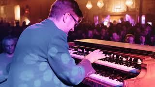 Robert Walter killing it on a solo
