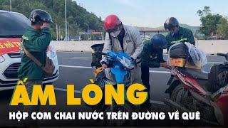 Được chăm lo chai nước, hộp cơm trên đường về quê tránh dịch, người dân mừng rơi nước mắt