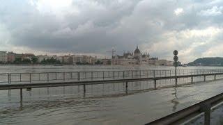 Hungarians brace themselves for floods in the capital