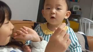 뭘 먹는거야? What are you eating? #20개월아기 #baby #funny