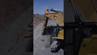 Ladespiel #Kettenbagger Cat 395 und #Muldenkipper Cat 775  #zeppelinbaumaschinen #caterpillar