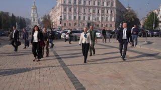 Von der Leyen rende omaggio al muro della Memoria a Kiev, un mazzo di fiori per le vittime