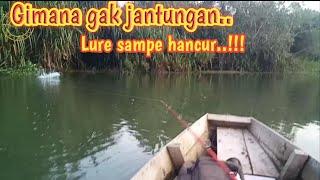 ini yang membuat jantungan... Casting toman naik perahu sendirian lure sampe hancur