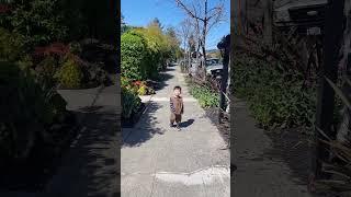 看见别人烧火煮饭，他就回家了，留也留不住