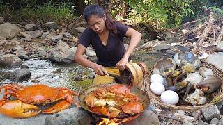 Big crabs curry spicy delicious with duck eggs for dinner - Survival cooking in forest