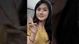 ketika basmalah Sridevi dan Violet berfoto dengan dua jari//maaf klo kurang #magic5