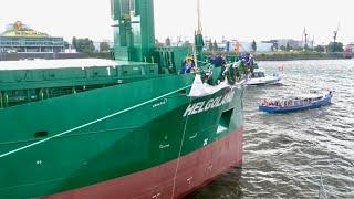 MS HELGOLAND: Schiffstaufe an der Überseebrücke … 